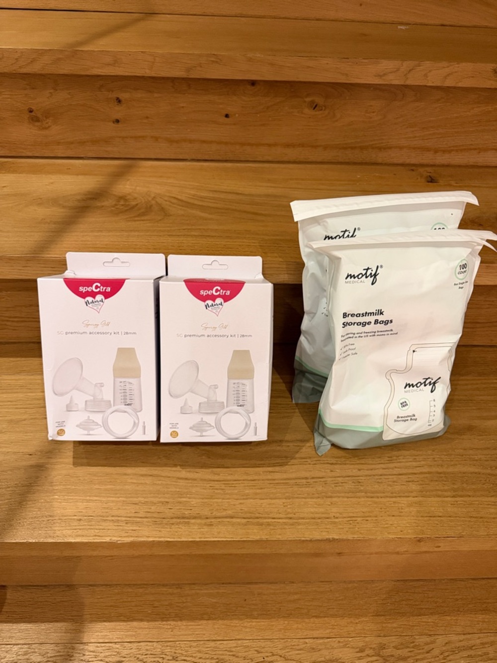 Spectra SC Premium Accessory Kit & Motif Breastmilk Storage Bags - White